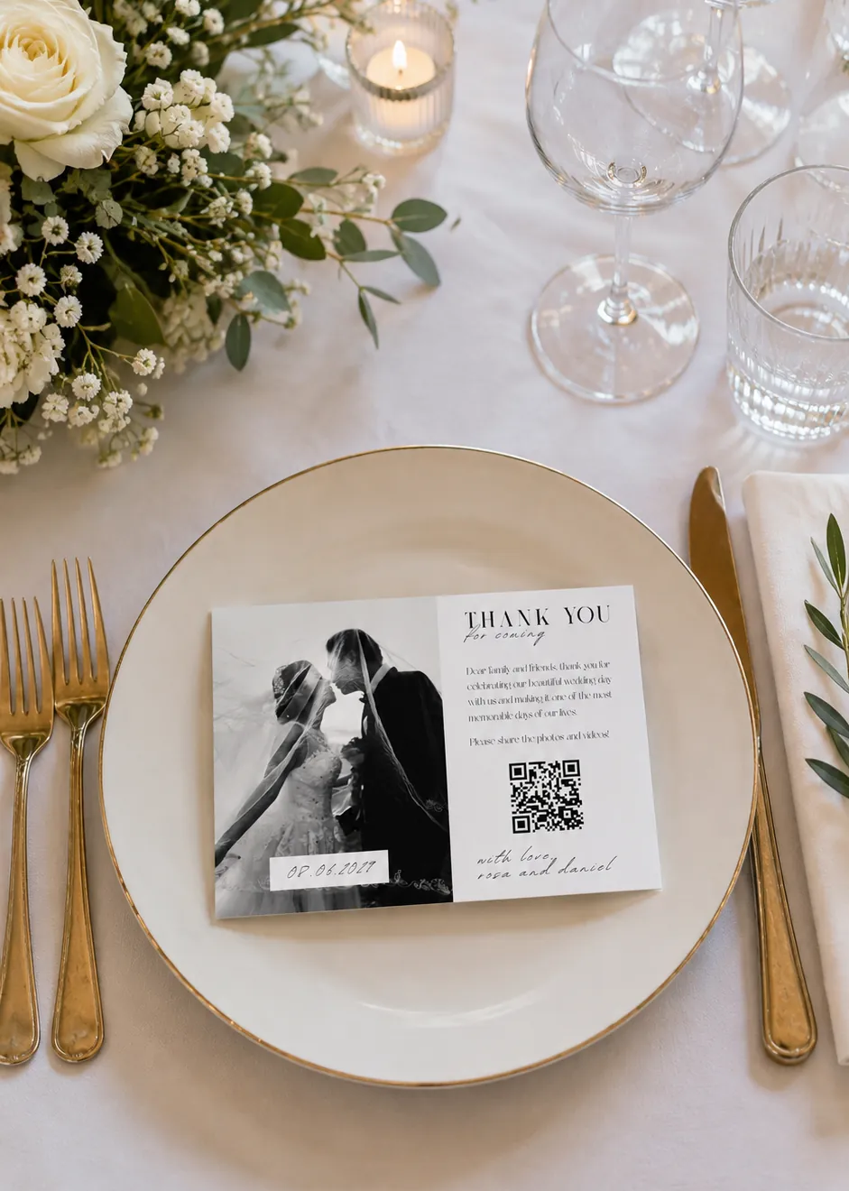 Carton de remerciement de mariage avec un QR code que les invités scannent pour partager leurs photos et vidéos avec Dropola Carton de remerciement de mariage avec un QR code que les invités scannent pour partager leurs photos et vidéos avec Dropola